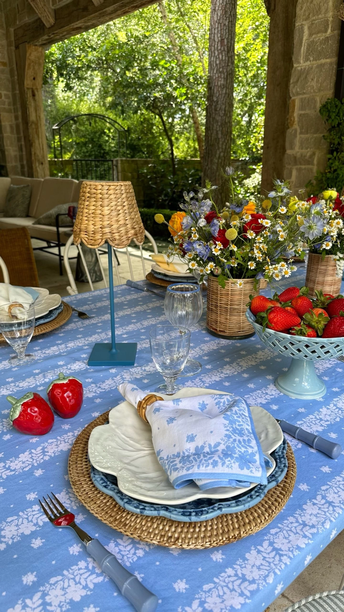 Only On The Avenue Poldina Pro Table Lamp, Dark Green 2 Only On The Avenue Poldina Pro Table Lamp, Dark Green - Image 2